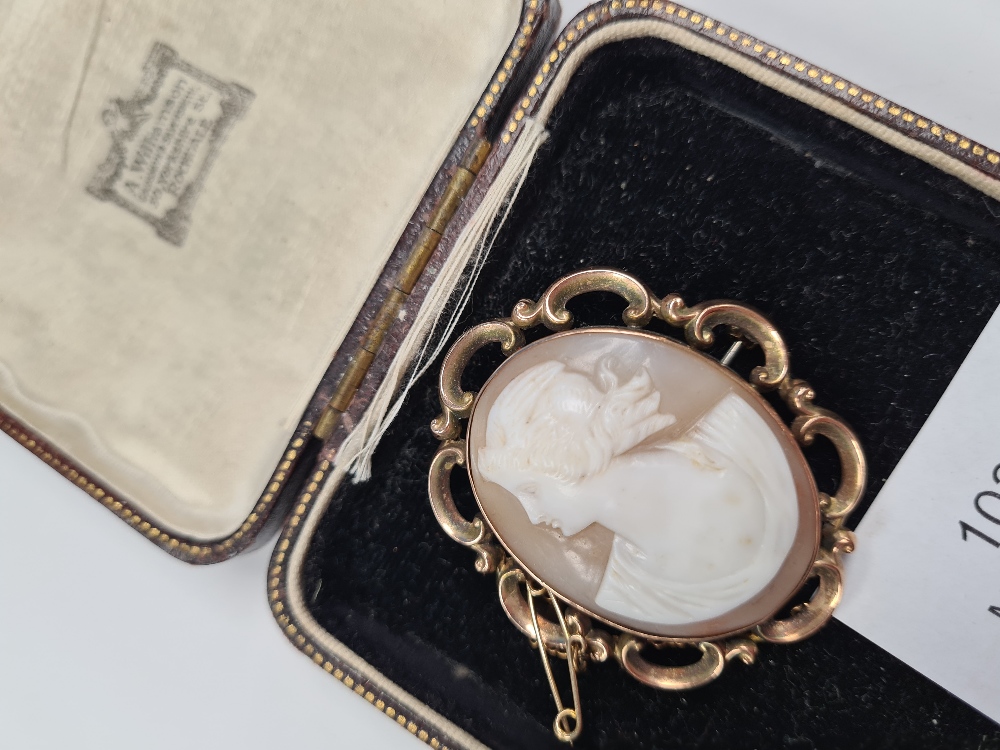 Large 9ct gold mounted Cameo brooch, classical female side profile, scalloped frame, marked 9ct, wit - Image 8 of 8