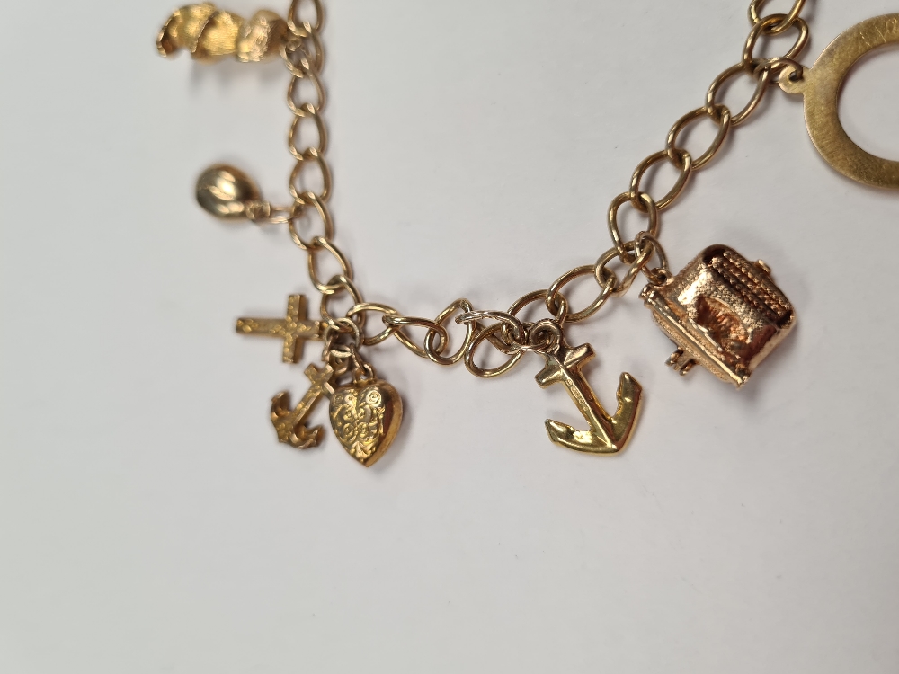 9ct yellow gold charm bracelet 8 gold charms, all 9ct gold including typewriter, horse shoe, anchor, - Image 4 of 5