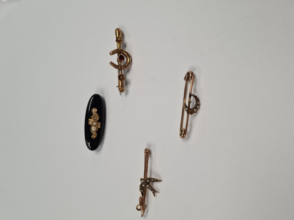 Three 9ct gold brooches, one with seed pearl mounted crescent, AF, one with Swallow decoration AF an - Image 7 of 12