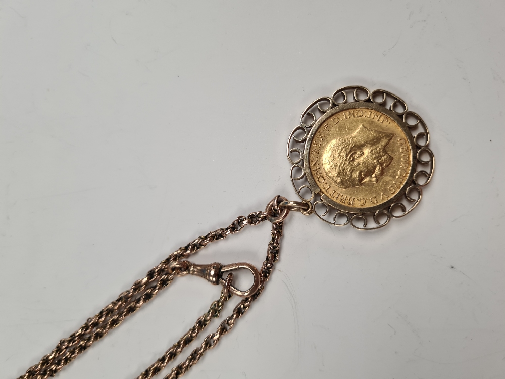 Long antique 9ct gold chain hung with a 22ct yellow gold 1912 Full Sovereign in 9ct gold mount, Sove - Image 2 of 6