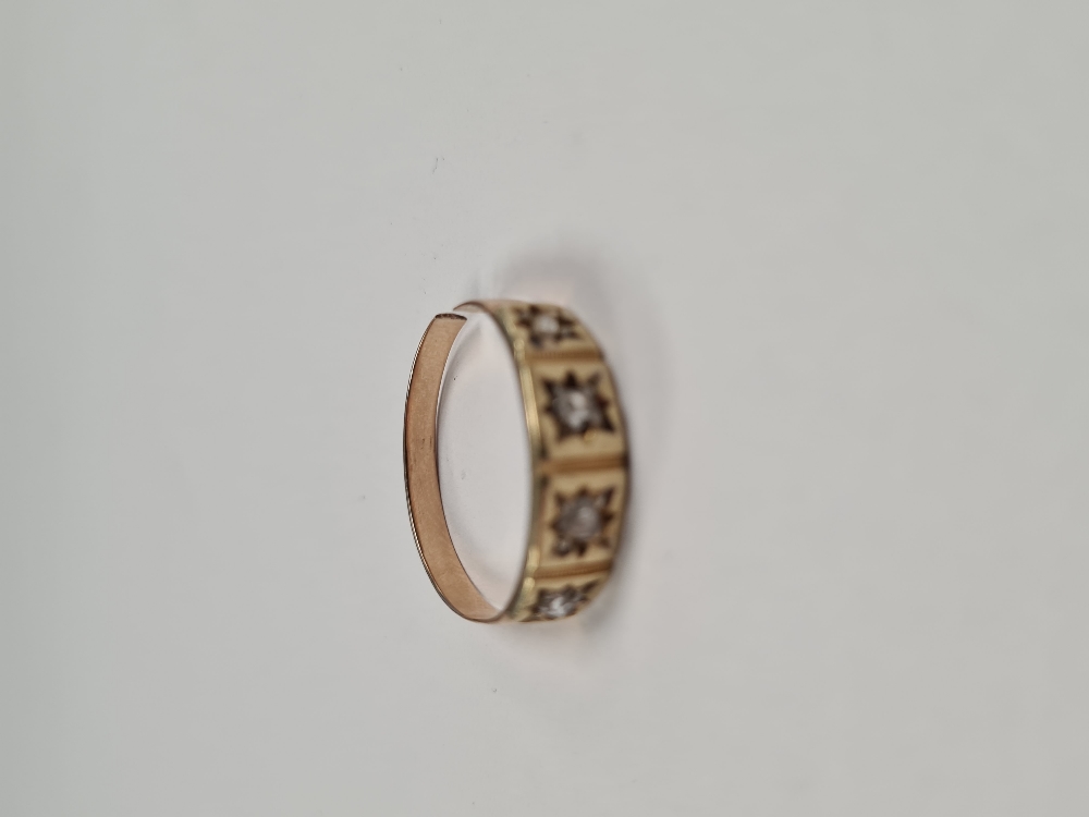 18ct yellow gold ring with 4 graduating round cut starburst set diamonds, AF, band cut, approx 2.61g - Image 4 of 12