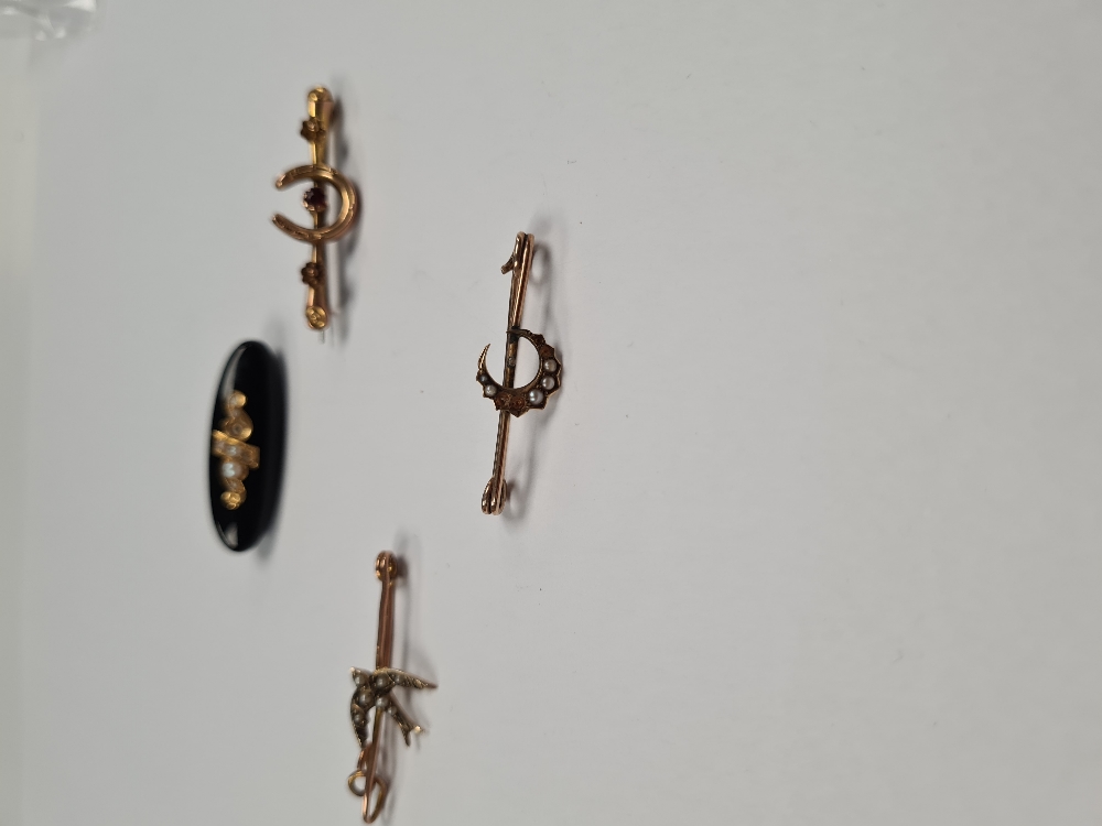 Three 9ct gold brooches, one with seed pearl mounted crescent, AF, one with Swallow decoration AF an - Image 2 of 12