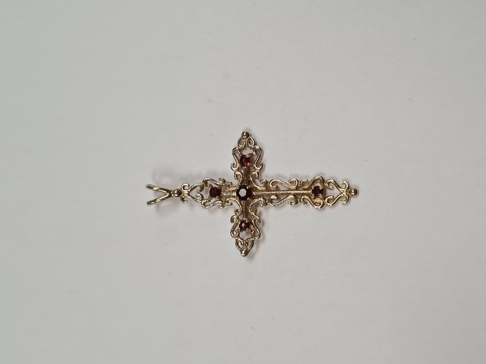 9ct yellow gold decorative garnet set cross pendant, marked 375, maker MM, approx 1.88g, 4cm x 2cm