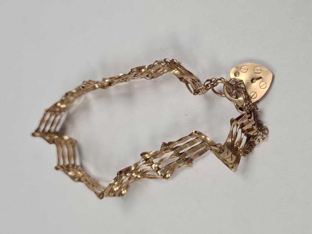 9ct yellow gold 4 bar gatelink bracelet with heart shaped clasp and safety chain, marked 375, Birmin - Image 8 of 8