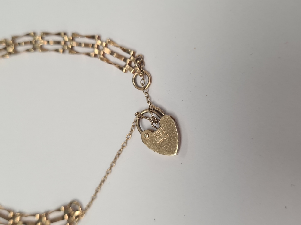9ct yellow gold 3 bar gatelink bracelet with hear shaped clasp and safety chain, marked 375, approx - Image 2 of 3