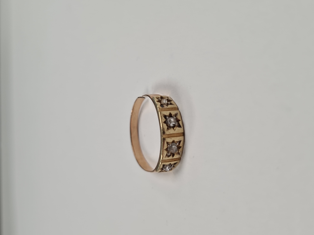 18ct yellow gold ring with 4 graduating round cut starburst set diamonds, AF, band cut, approx 2.61g - Image 11 of 12