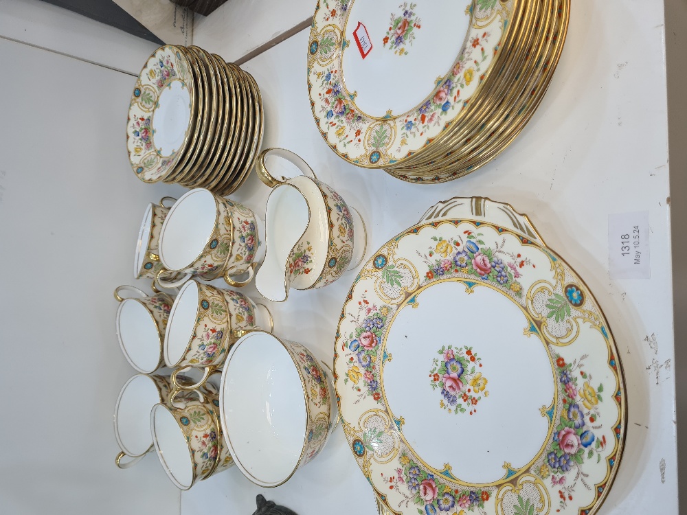 A quantity of Aynsley Regina pattern tea ware, including 12 cups and saucers