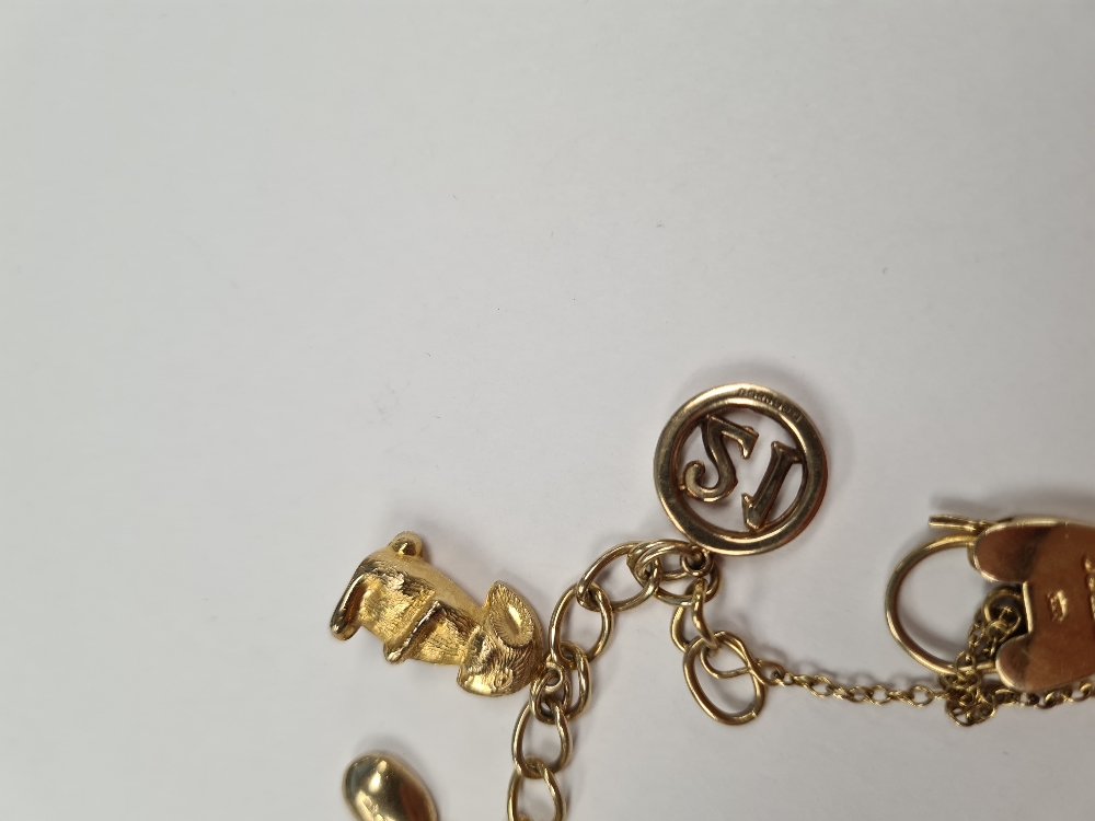 9ct yellow gold charm bracelet 8 gold charms, all 9ct gold including typewriter, horse shoe, anchor, - Image 5 of 5