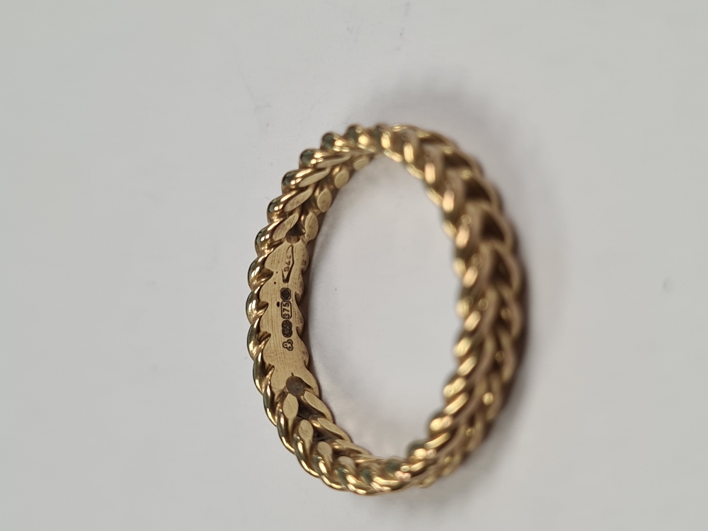 9ct yellow gold plaited wedding band, marked 375, size Q, approx 2.8g - Image 4 of 4