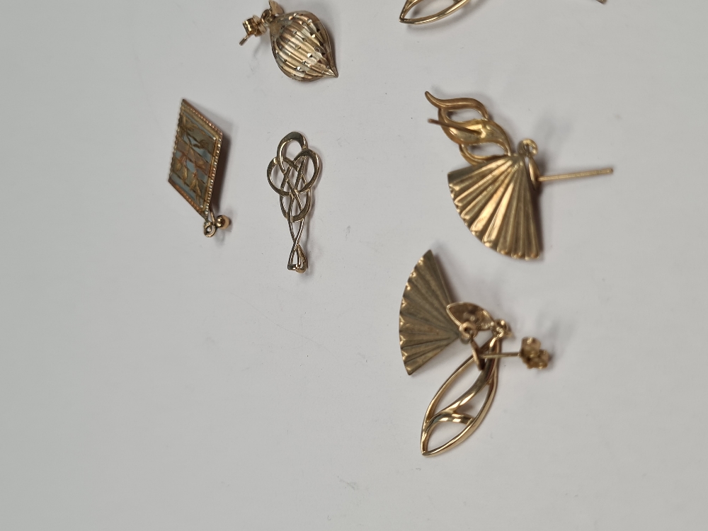 Collection of 9ct and yellow metal earrings, charm and pendant, to include charm of a Swan, approx 8 - Image 3 of 4