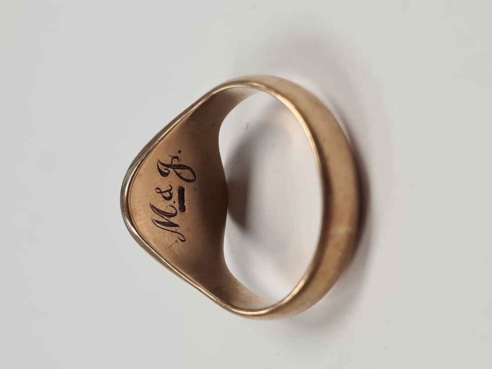9ct yellow gold gents signet ring with oval panel inscribed with initials, marked 375, 8.67g approx. - Image 3 of 4