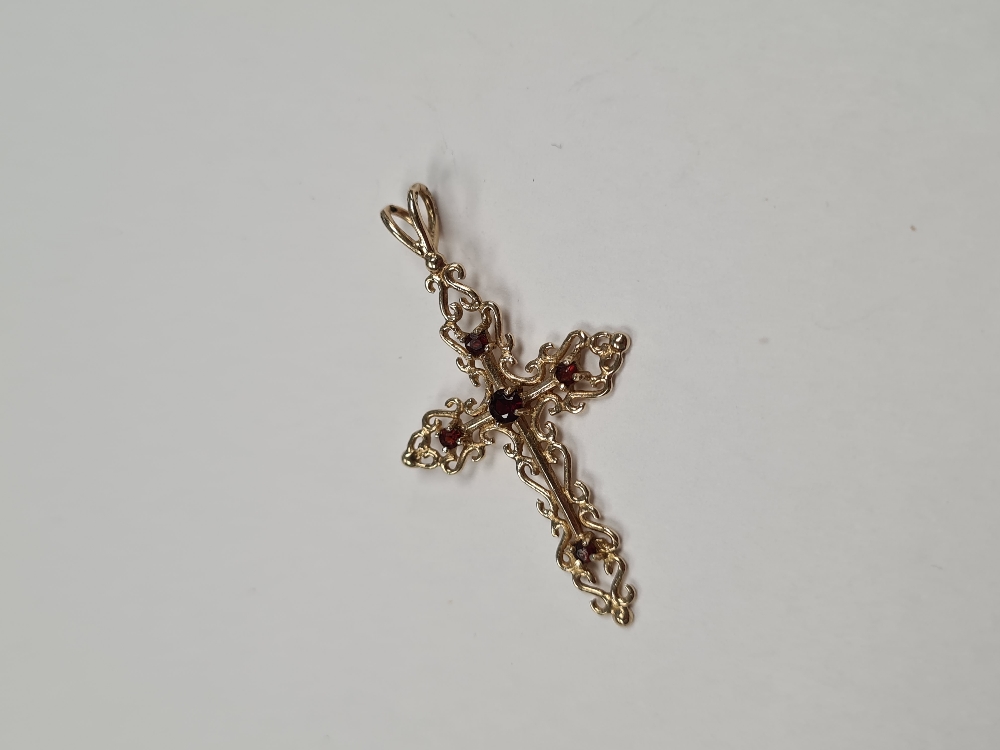 9ct yellow gold decorative garnet set cross pendant, marked 375, maker MM, approx 1.88g, 4cm x 2cm - Image 8 of 8