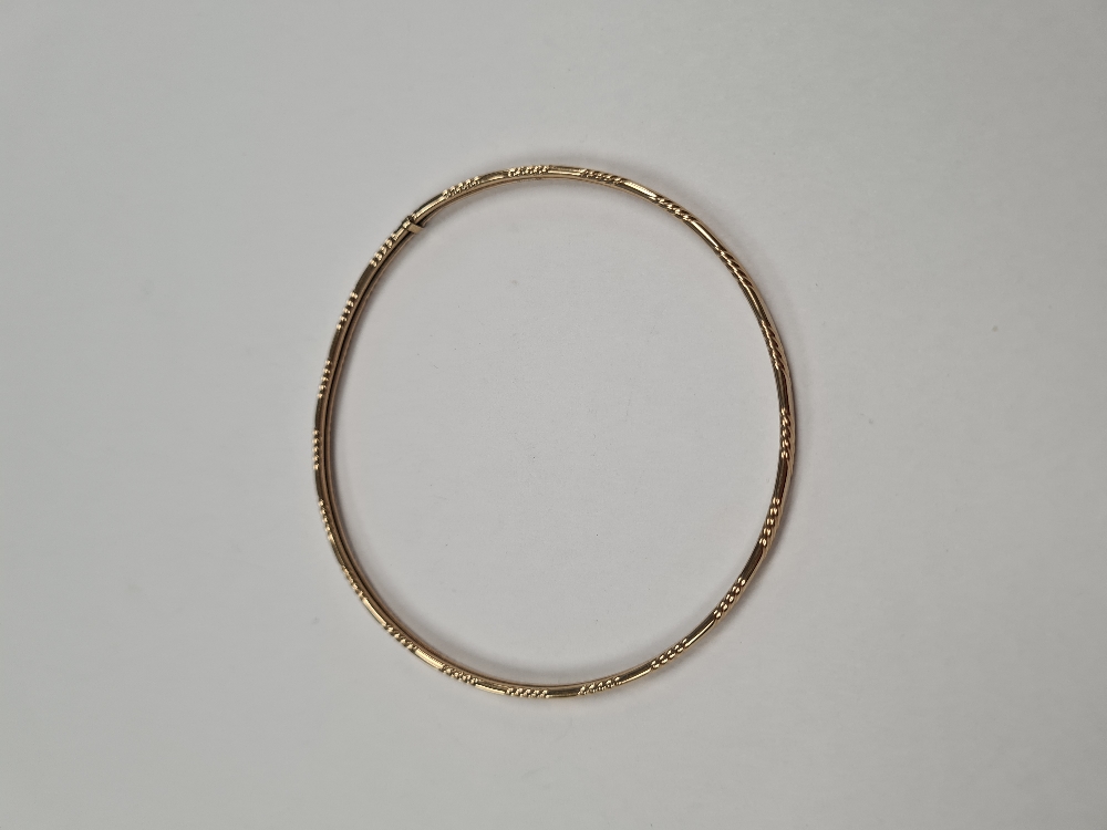 9ct yellow gold circular band with repeating etched design marked 375, Birmingham maker, SD, 6.5cm d - Image 3 of 4