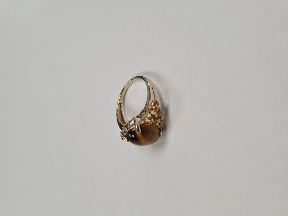 9ct yellow gold dress ring set with cabouchon each side flanked round cut citrines, size N, marked 3 - Image 5 of 6