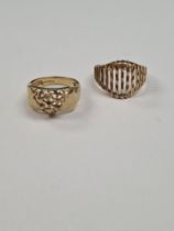 9ct gold ring with textured V shaped panel, together with another 9ct gold ring comprising graduatin