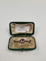 Very pretty antique 9ct gold bar brooch with central round cut amethyst surrounded seed pearls, flan