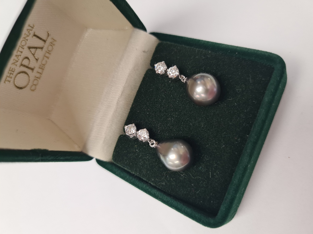 Pair of elegant 18K white gold earrings, each with a large cultured pear shaped South Sea pearl hung - Image 3 of 3