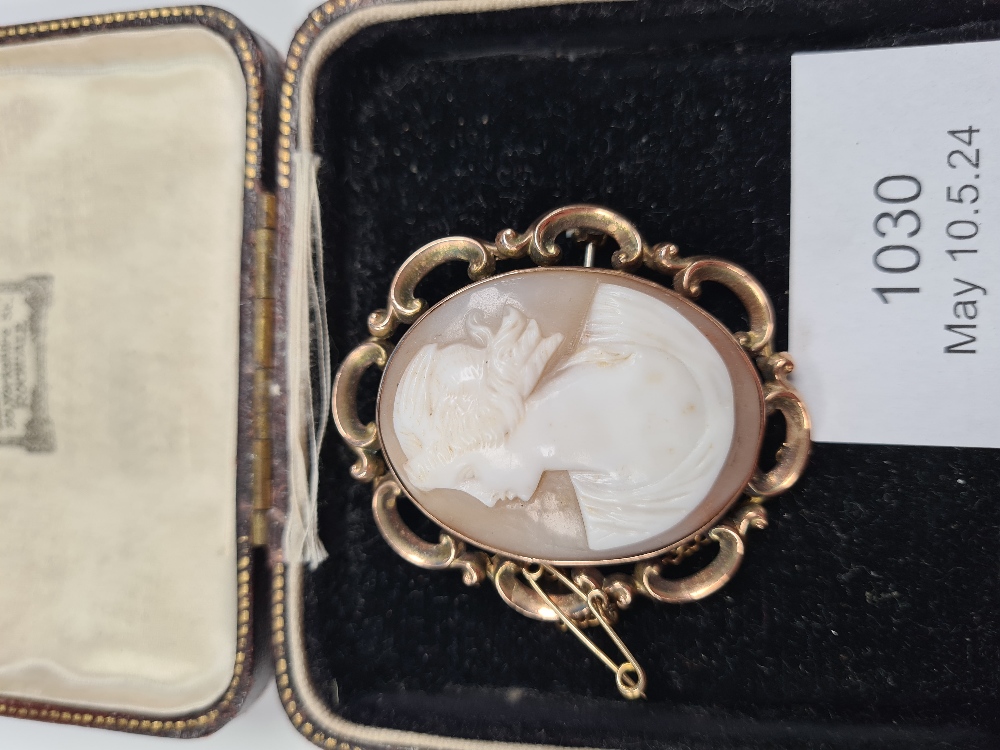 Large 9ct gold mounted Cameo brooch, classical female side profile, scalloped frame, marked 9ct, wit - Image 3 of 8