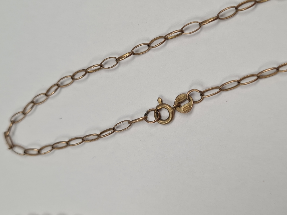 Four fine 9ct yellow gold chains, one hung with a heart shaped pendant set diamond - Image 6 of 12