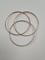 Three interlocking 9ct tri colour 'Russian' bangle set, 7cm diameter, marked 375, maker SD, Birmingh