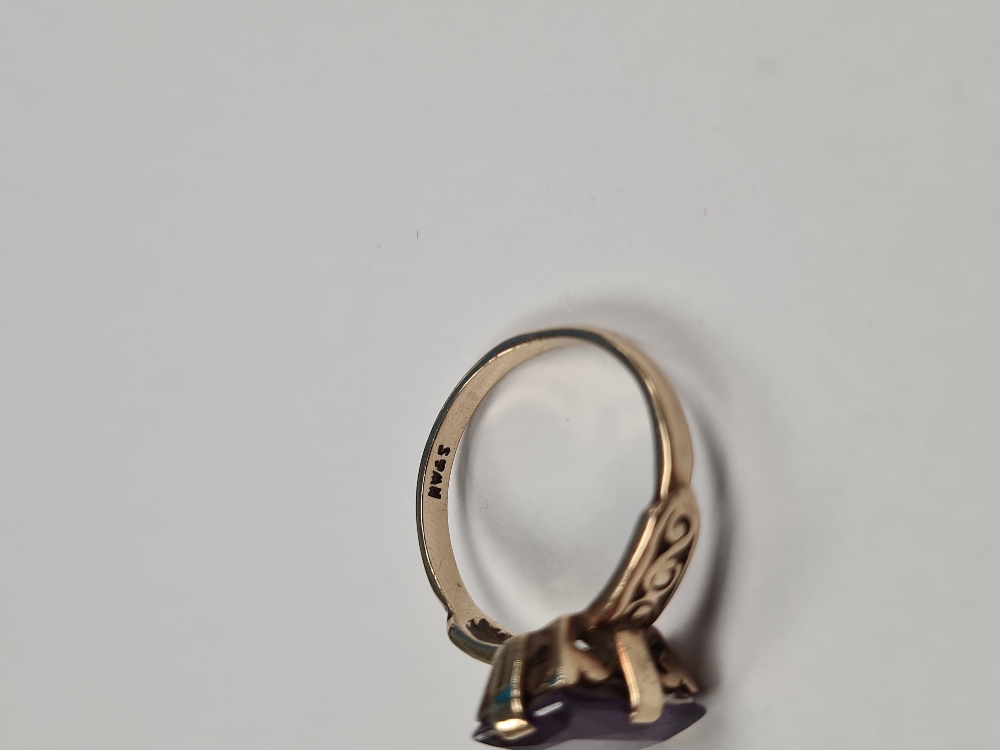 9ct yellow gold dress ring set with scissor cut sapphire, in 4 claw mount, decorative shoulders, siz - Image 3 of 6