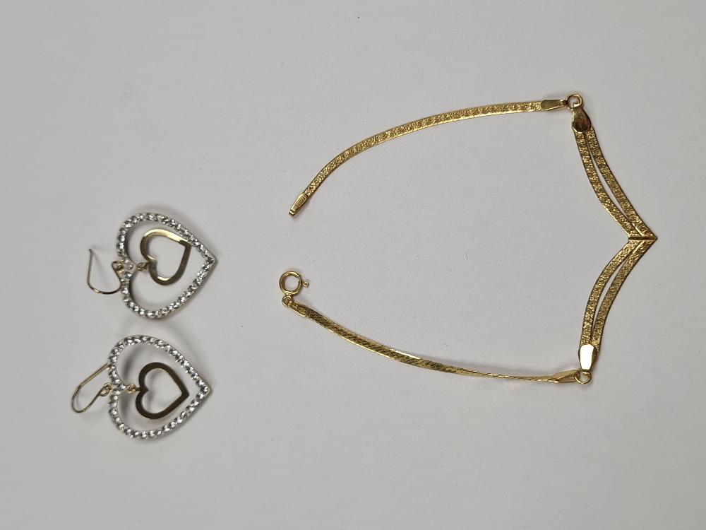9ct yellow gold flat link bracelet with V shaped detail and pair of yellow metal earrings, set cubic - Image 5 of 8