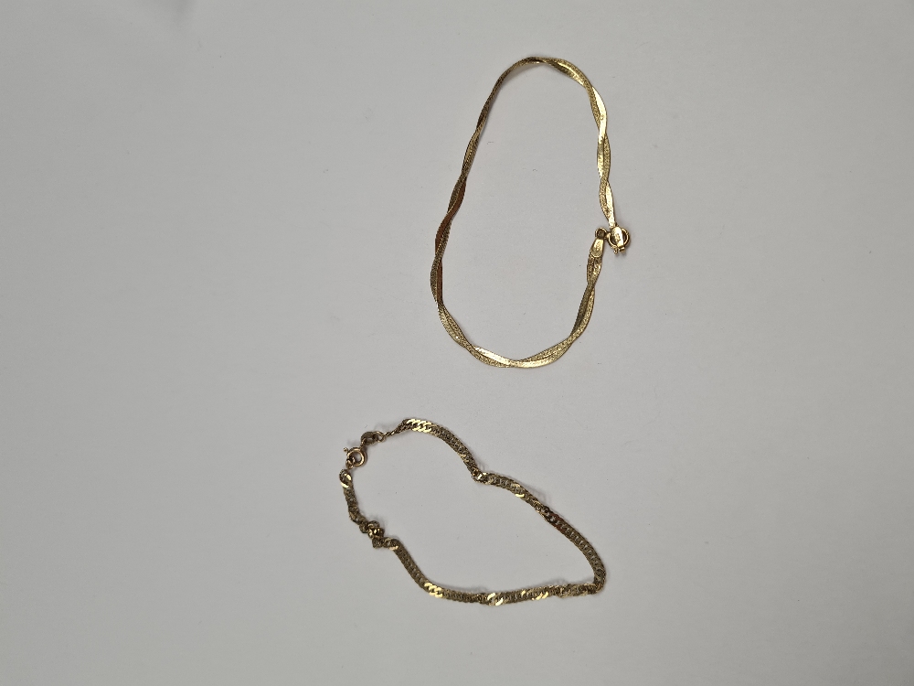 9ct yellow gold flatlink bracelet, marked 375, and another twisted curblink example, marked 375, app - Image 4 of 6