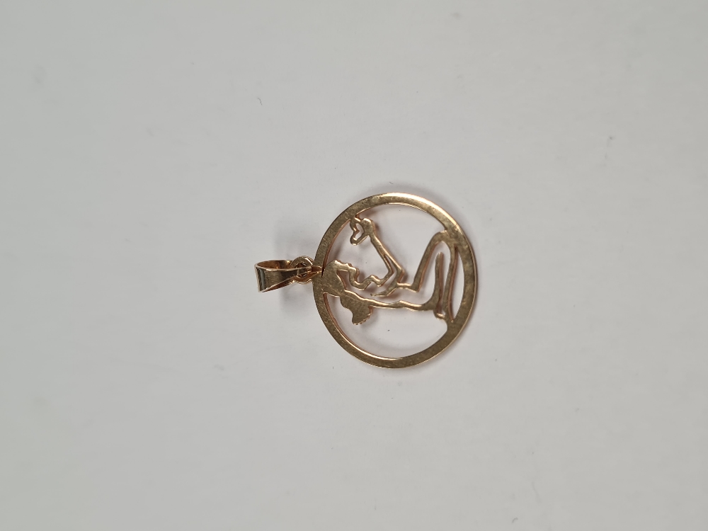 14ct yellow gold circular pendant of open form, depicting a kneeling female holding a heart, approx - Image 4 of 6