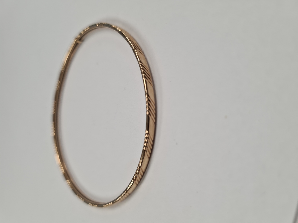 9ct yellow gold circular band with repeating etched design marked 375, Birmingham maker, SD, 6.5cm d - Image 4 of 4