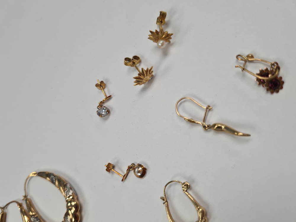 Quantity of 9ct yellow gold earrings including 2 pairs of Creoles, and other earrings, approx 6.8g - Image 4 of 8