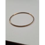 9ct yellow gold bangle with etched edges, 6cm diameter, AF clasp, marked 375, Birmingham, maker SD,