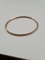9ct yellow gold bangle with etched edges, 6cm diameter, AF clasp, marked 375, Birmingham, maker SD,