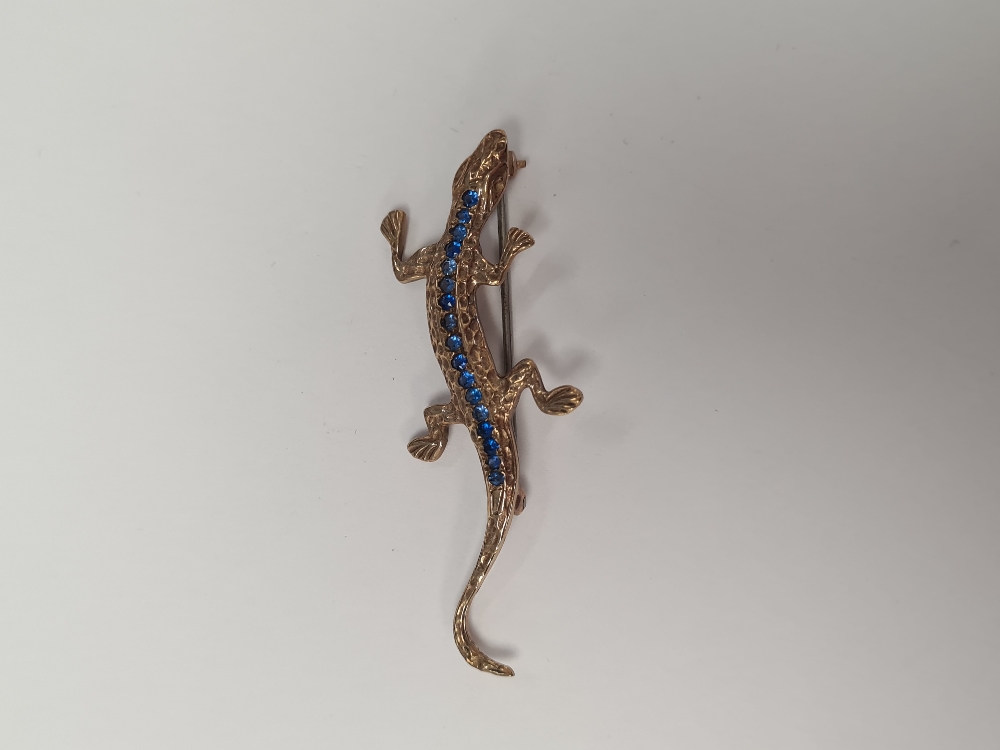 9ct yellow gold brooch in the form of a lizzard the spine inset blue paste, marked 375, 6cm L, Birmi