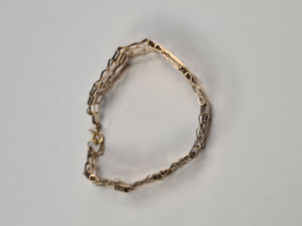 9ct yellow gold 5 bar gatelink bracelet, with safety chain, marked 375, London Import marks, 9g appr - Image 3 of 5
