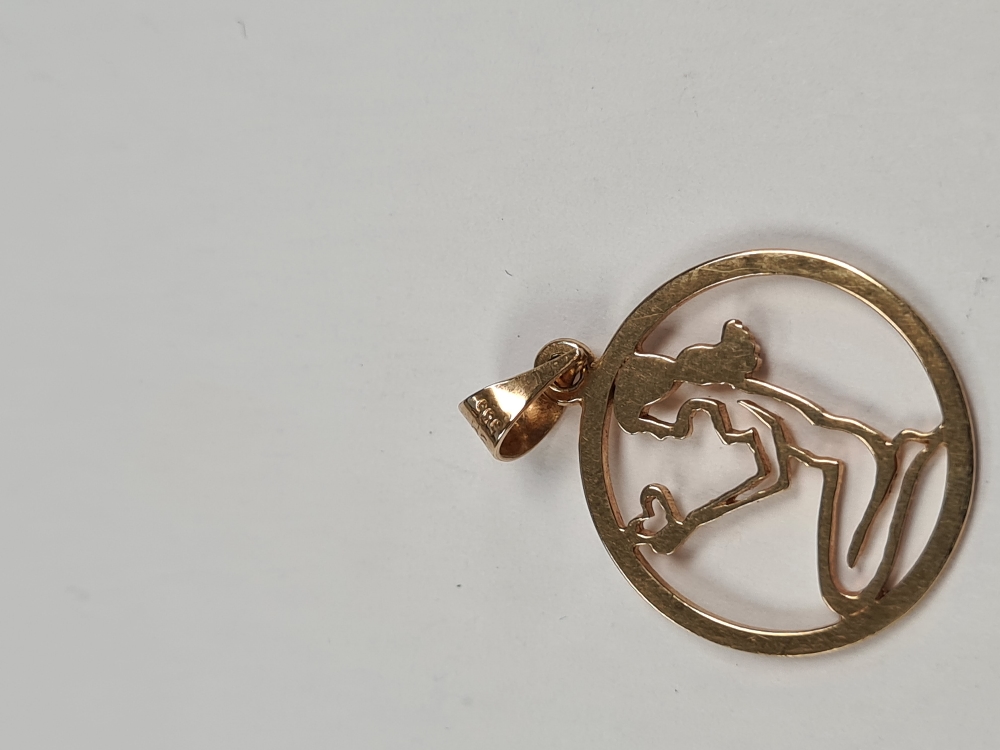 14ct yellow gold circular pendant of open form, depicting a kneeling female holding a heart, approx - Image 6 of 6