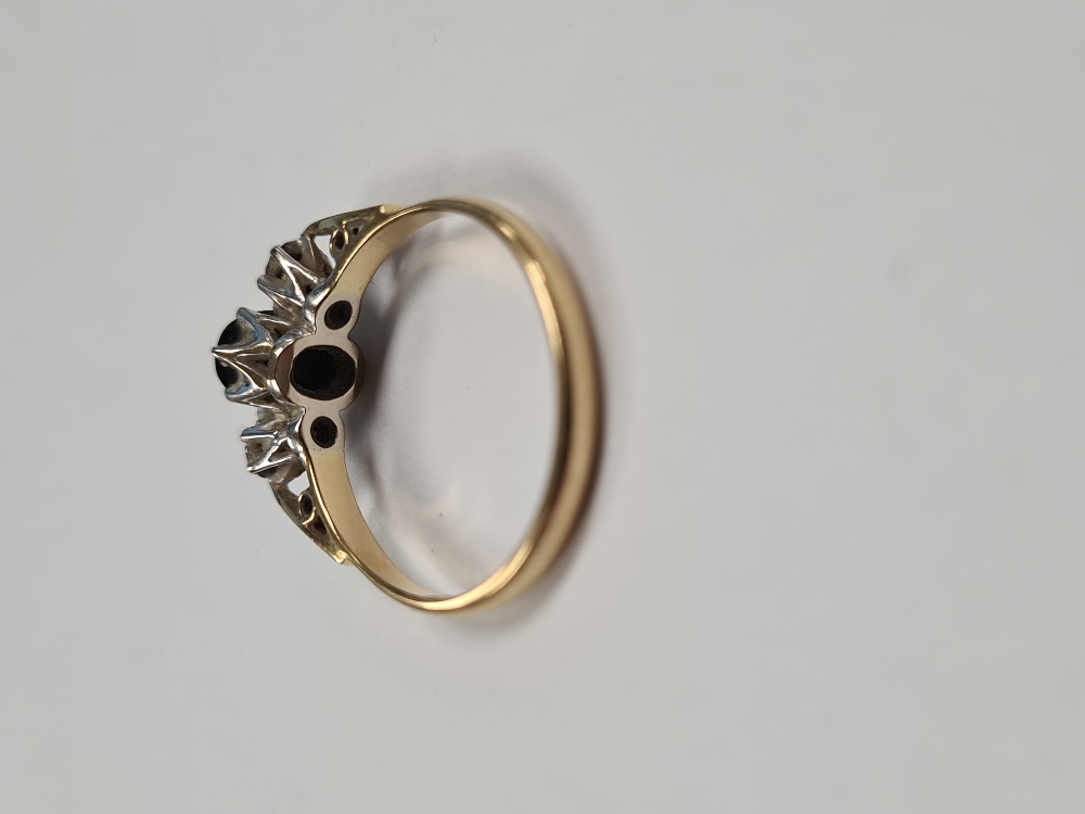 18ct yellow gold dress ring with central oval faceted sapphire with a round cut diamond to each side - Image 4 of 4