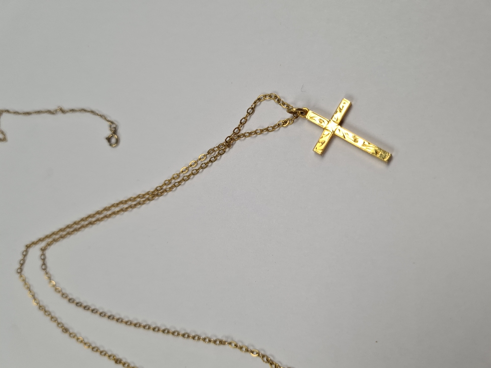 Four fine 9ct gold neckchains including one hung with 9ct yellow gold cross pendant, all marked 4.62 - Image 2 of 6