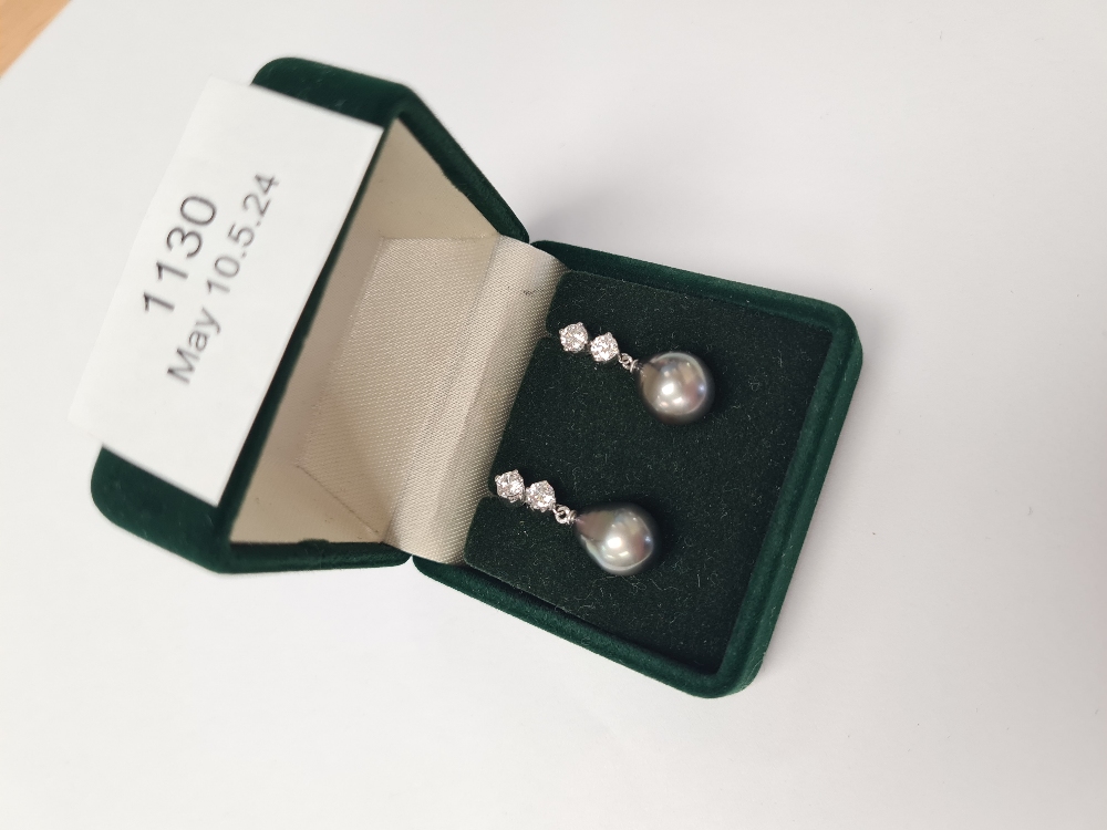 Pair of elegant 18K white gold earrings, each with a large cultured pear shaped South Sea pearl hung - Image 2 of 3