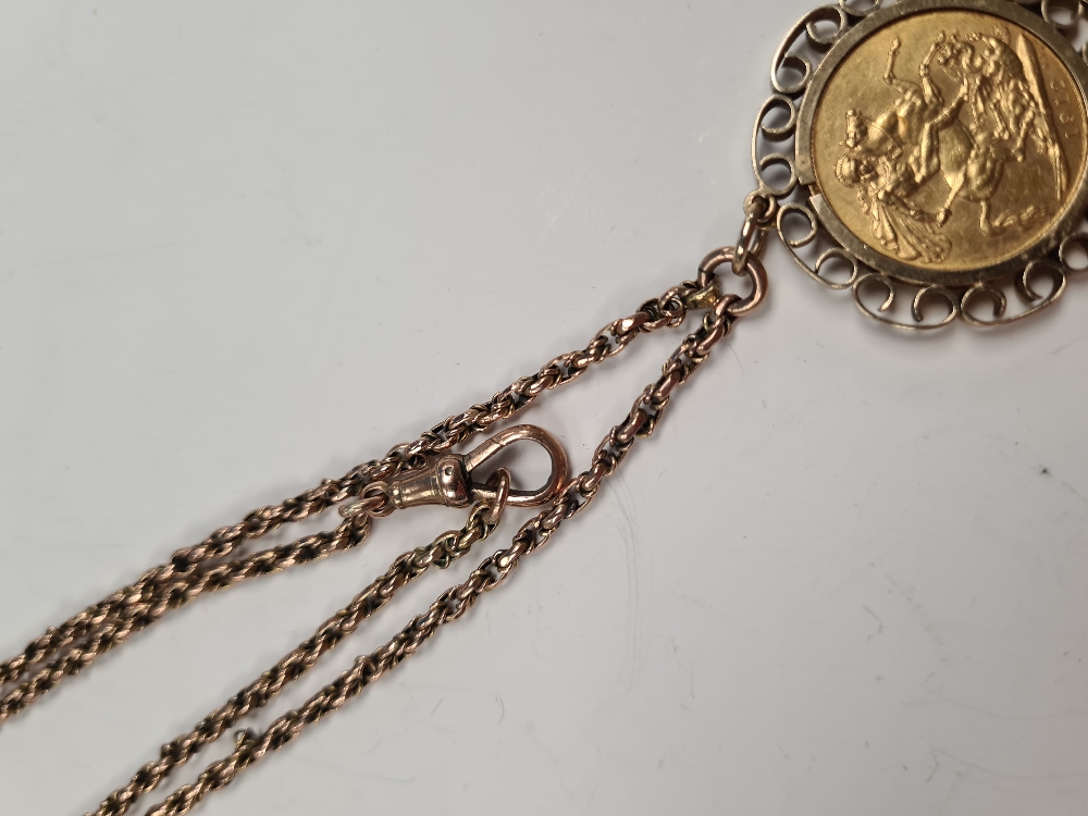 Long antique 9ct gold chain hung with a 22ct yellow gold 1912 Full Sovereign in 9ct gold mount, Sove - Image 4 of 6