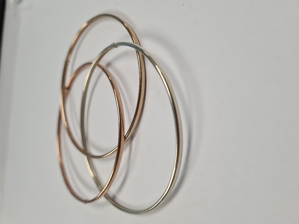 Three interlocking 9ct tri colour 'Russian' bangle set, 7cm diameter, marked 375, maker SD, Birmingh - Image 5 of 6