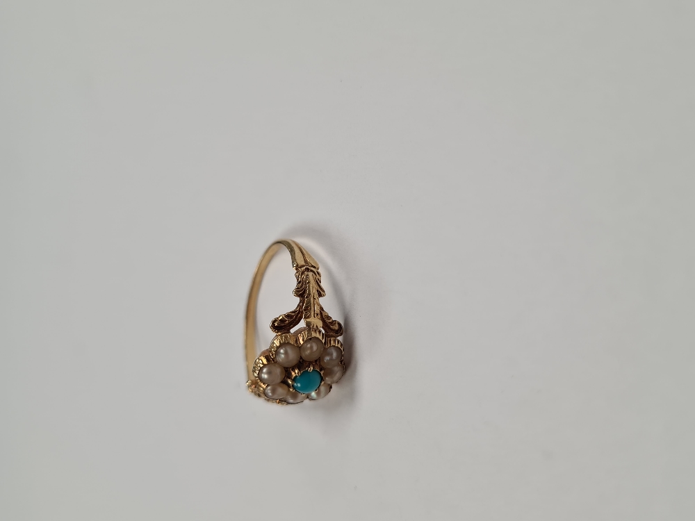 Antique yellow gold daisy ring with central turquoise surrounded seed pearls on foliate shoulders, u - Image 7 of 8