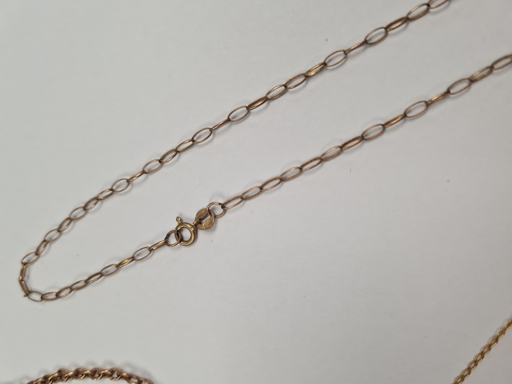 Four fine 9ct yellow gold chains, one hung with a heart shaped pendant set diamond - Image 9 of 12