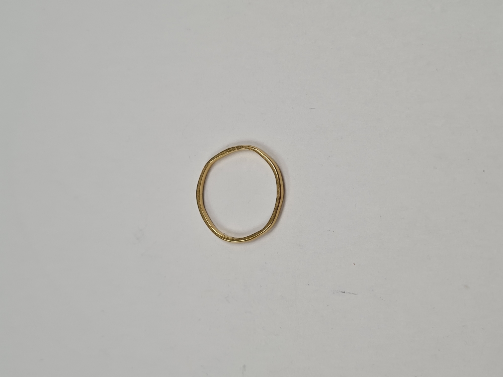 22ct yellow gold wedding band, size O, marked 22, Birmingham, maker TT & Co 1.4g - Image 4 of 6