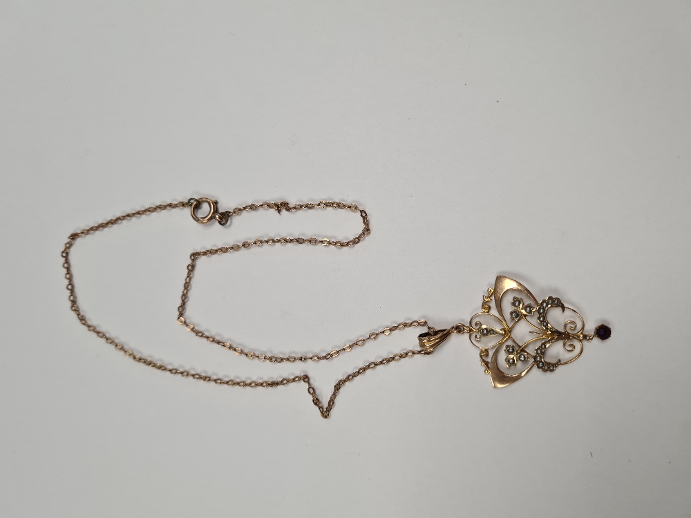 9ct yellow gold neckchain hung with an antique art nouveau design pendant set seed pearls and suspen - Image 5 of 5