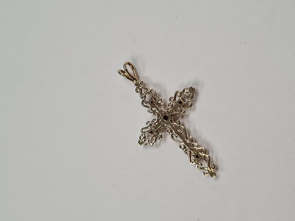 9ct yellow gold decorative garnet set cross pendant, marked 375, maker MM, approx 1.88g, 4cm x 2cm - Image 3 of 4