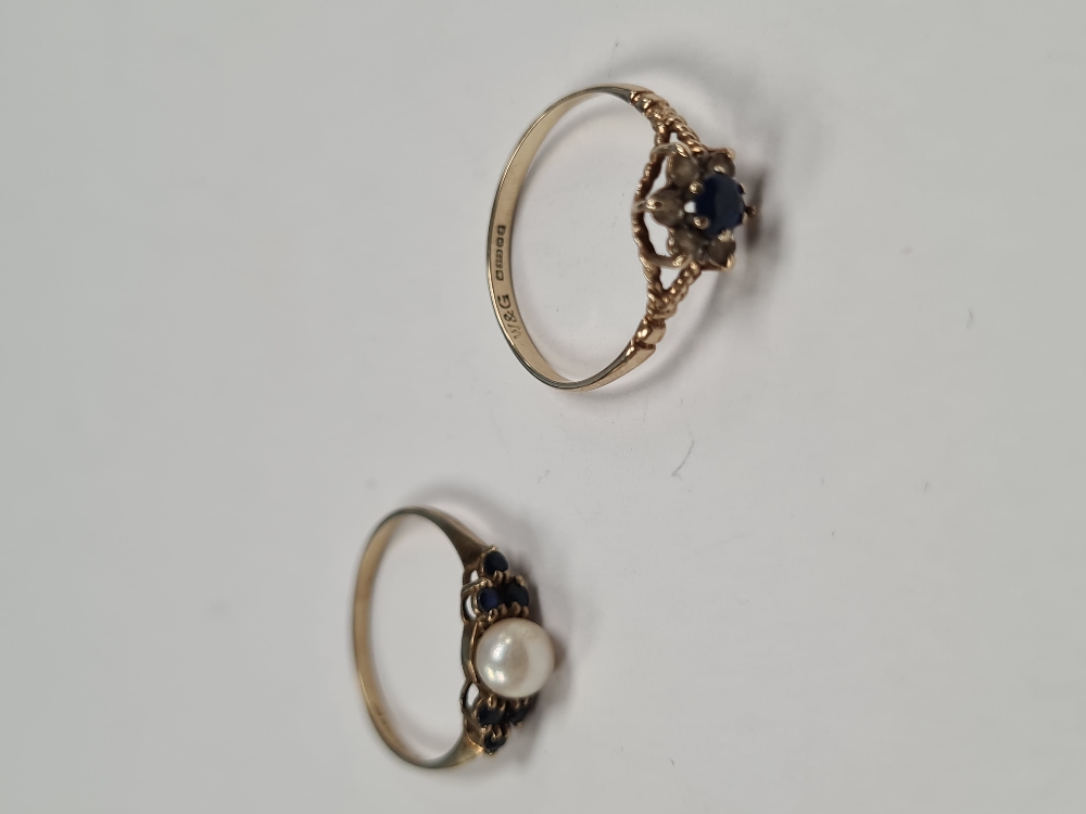 9ct yellow gold dress ring with central pearl, with 3 round cut sapphires each side, marked 375, siz - Image 4 of 10