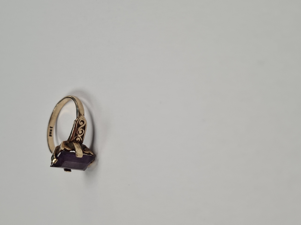 9ct yellow gold dress ring set with scissor cut sapphire, in 4 claw mount, decorative shoulders, siz - Image 6 of 6