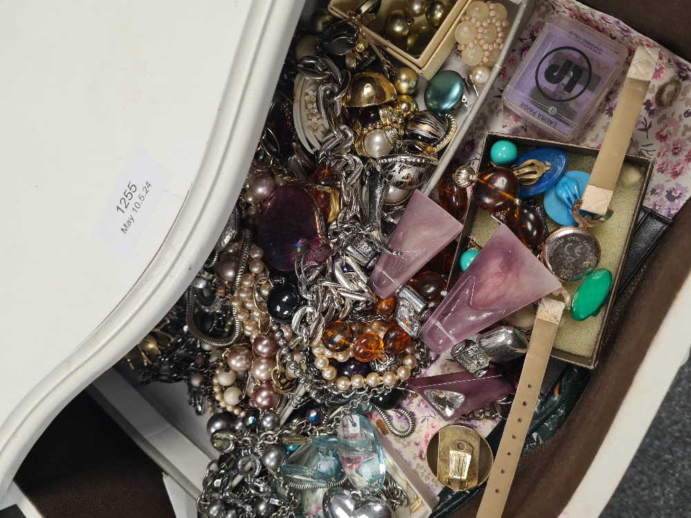 Bedside chest containing modern costume jewellery - Image 2 of 5