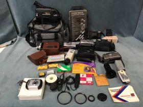 Miscellaneous photographic equipment including five 35mm pocket cameras - Canon, Fujifilm,