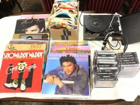 A box of 7in single records, mainly 60s & 70s pop; miscellaneous 70s & 80s 12in pop and easy